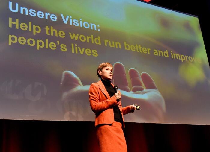 Christine Susanne Müller, SAP, bei ihrem Vortrag beim Symposium people - planet- profit