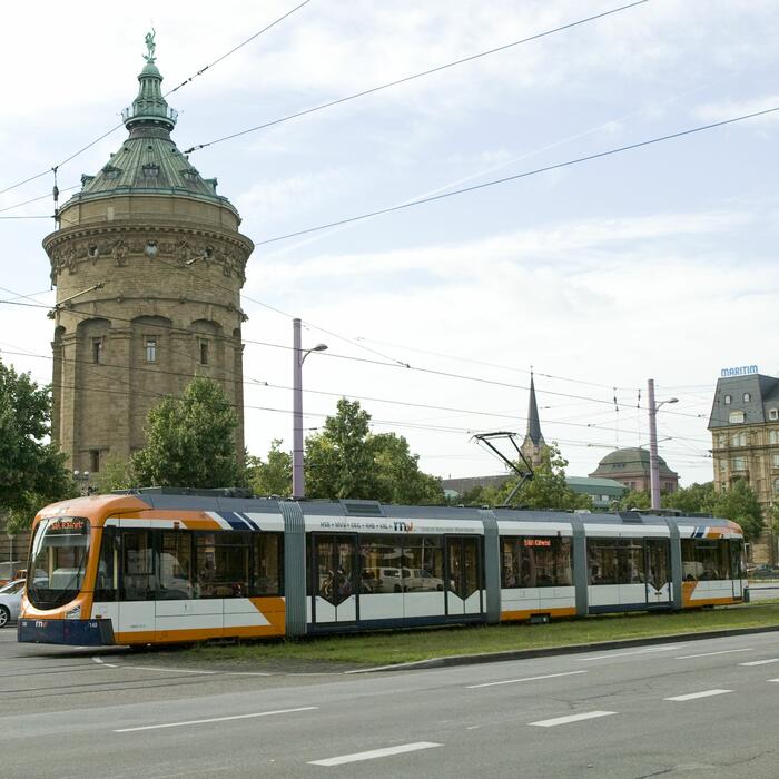 Straßenbahn vor dem Mannheimer Wasserturm
