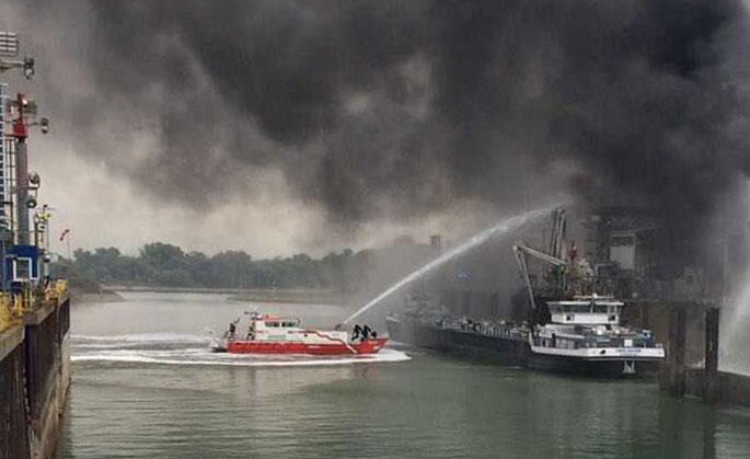 Das Feuerlöschboot im Einsatz bei der BASF-Explosion im Oktober 2016.