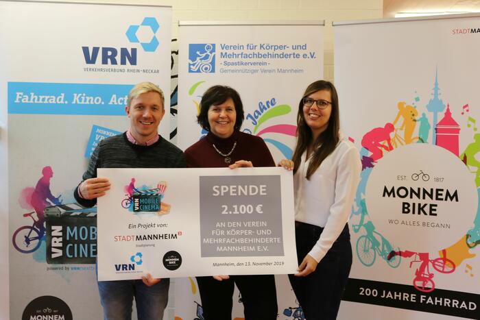 Spendenübergabe durch Mobile Cinema