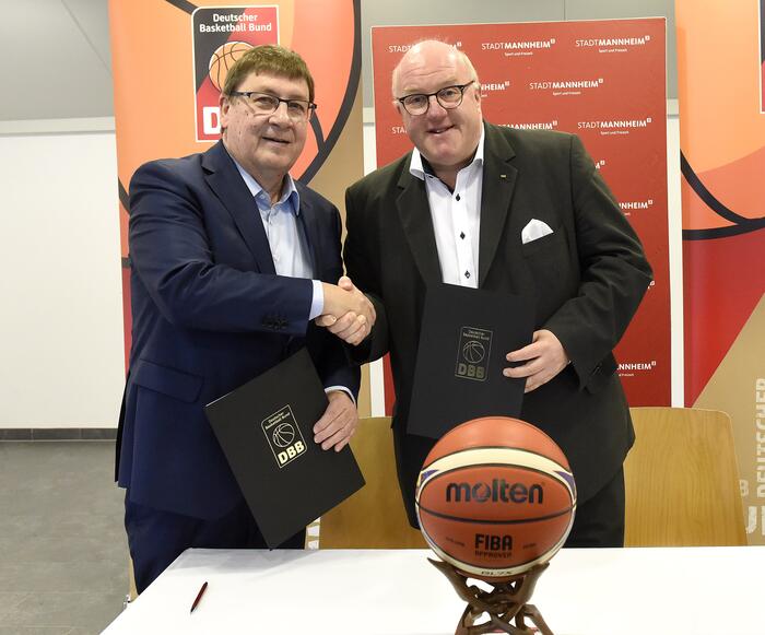 Sportbürgermeister Lothar Quast und DBB Präsident Ingo Weiss bei der AST-Vertragsunterzeichnung