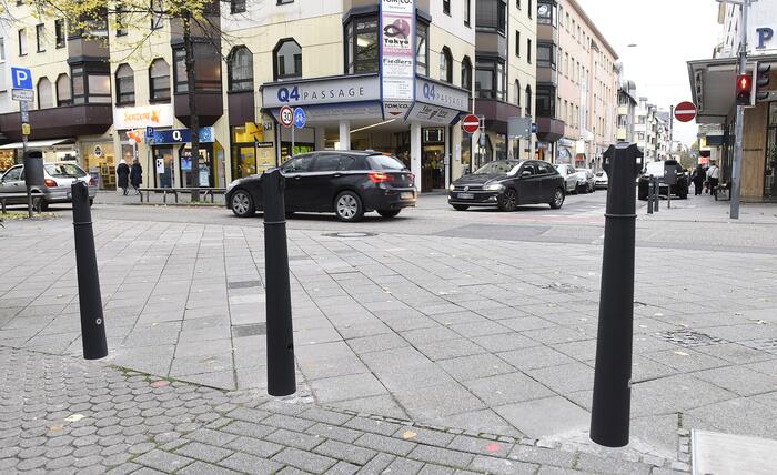 Poller in den Seitenstraßen der Planken