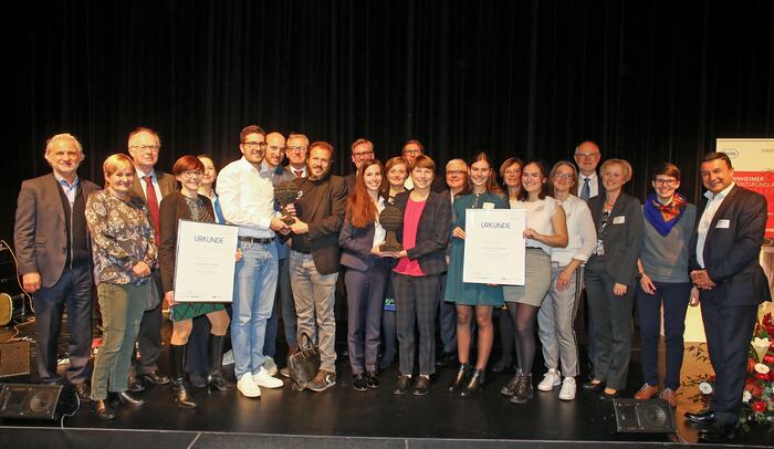 Gemeinsames Bild aller Akteure des 9. Mannheimer Wirtschaftsforums (Oberbügermeister Dr. Peter Kurz, Wirtschaftsbürgermeister Michael Grötsch, Verteter der Wirtschaftsförderung und des Stadtmarketings, Preisträger des MEXI 2020, Preisträger des Preises der Stiftung der Mannheimer Wirtschaft sowie Partner, Stifter und Sponsoren) 