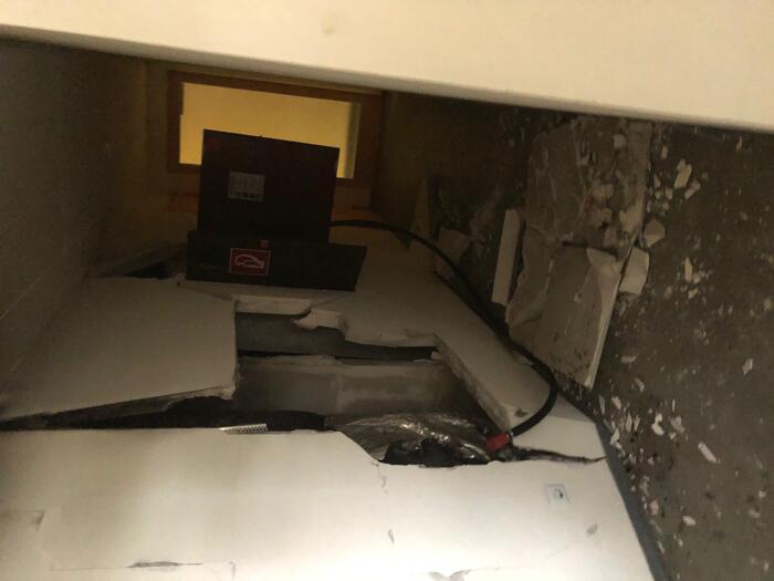 Durch die Wucht der Verpuffung wurden in einigen Stockwerken Löcher in die Gebäudeinnenwände gerissen. 