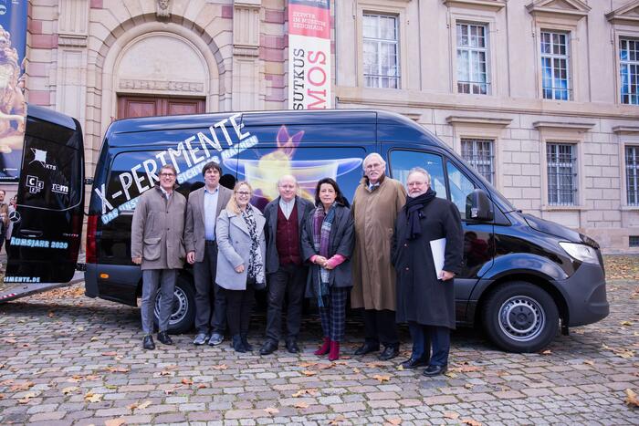 Gruppenbild vor "X-perimente Mobil"