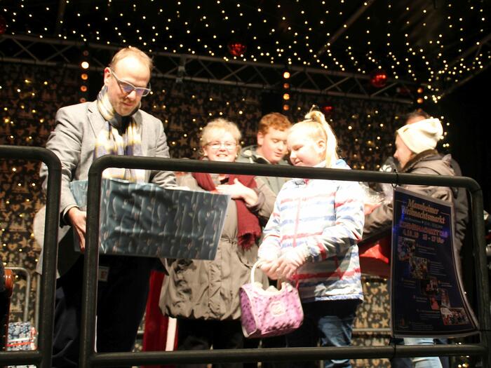 Weihnachtsmarkt-Geschenkübergabe1