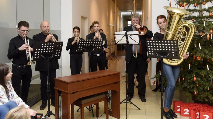Das Bläserensemble der Musikschule beim Weihnachtsliedersingen 