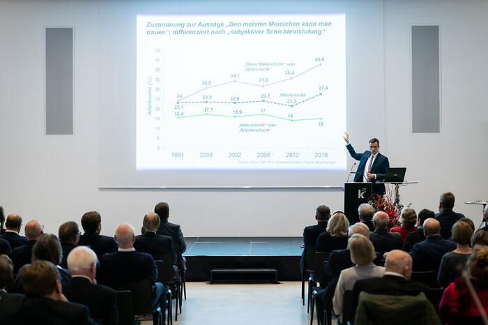 Professor Dr. Marc Debus