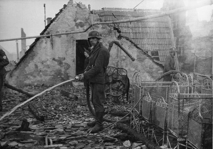 Löscharbeiten am 5. September 1943 im Kinderheim Rheinau.
