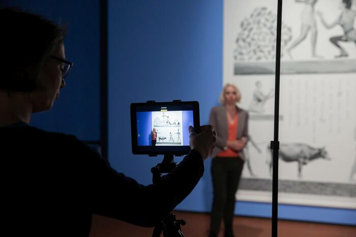 Kuratorin Dr. Gabriele Pieke bei Video-Aufnahmen in der Sonderausstellung "Yesterday - Tommorrow"