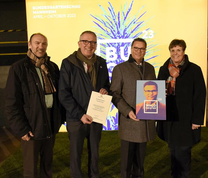Michael Schnellbach, Geschäftsführer der Bundesgartenschau Mannheim 2023 gGmbH, und Oberbürgermeister Dr. Peter Kurz bekommen vom Minister für Ländlichen Raum und Verbraucherschutz, Peter Hauk MdL, im Beisein von Regierungspräsidentin Sylvia M. Felder den Zuwendungsbescheid über 20,2 Millionen Euro Fördermittel für die Bundesgartenschau 2023.