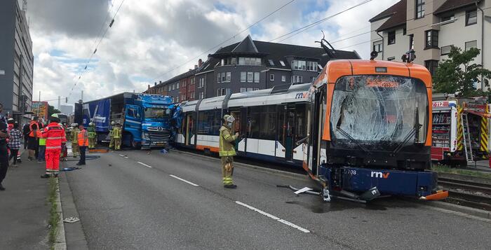 Bei dem Verkehrsunfall am Montagvormittag wurden neun Personen verletzt.