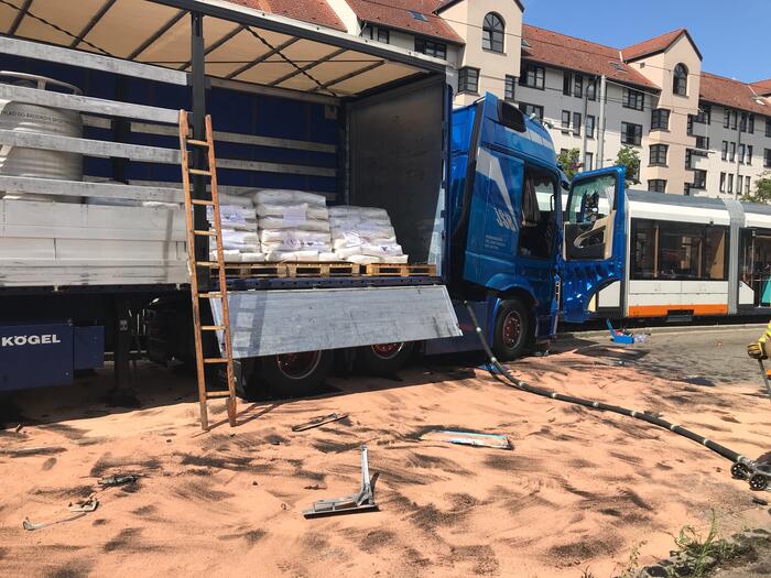 Der LKW hatte Gefahrgut geladen.