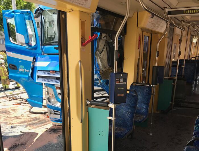 Verkehrsunfall: LKW kollidiert mit Straßenbahn