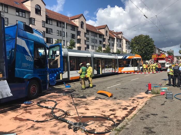 Durch den Zusammenstoß ist die Straßenbahn entgleist.
