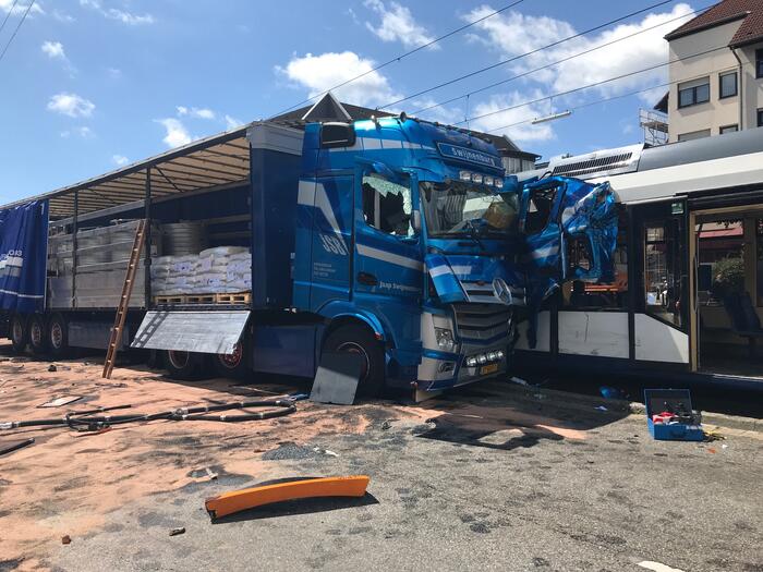 Verkehrsunfall: LKW kollidiert mit Straßenbahn