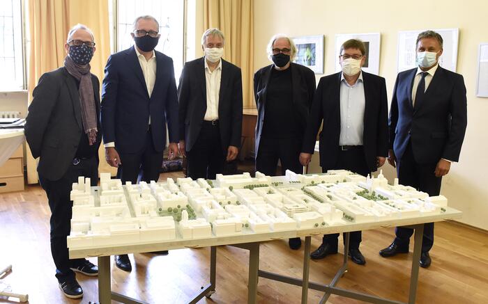 Neubau Stadtbibliothek: Stadtspitze mit Bauherren und Vertreter der IBA am Modell