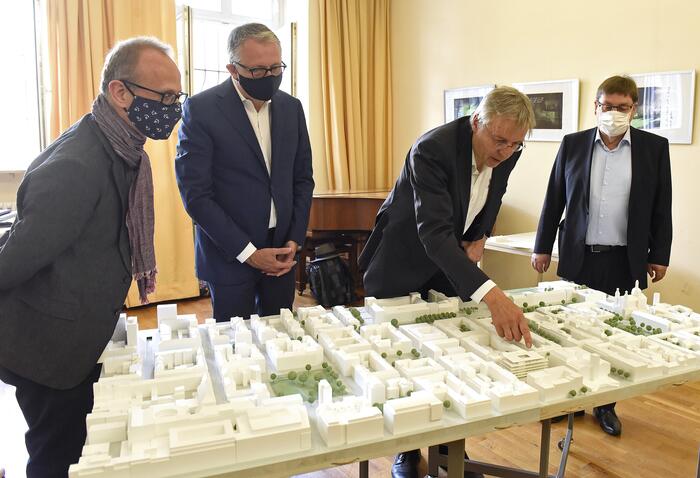 Neubau Stadtbibliothek: Stadtspitze mit Klaus Elliger am Modell