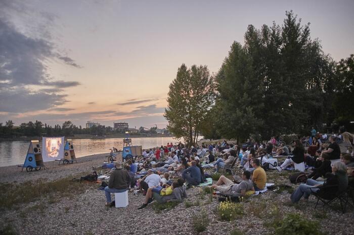 Mobile Cinema am Wasser mit Publikum