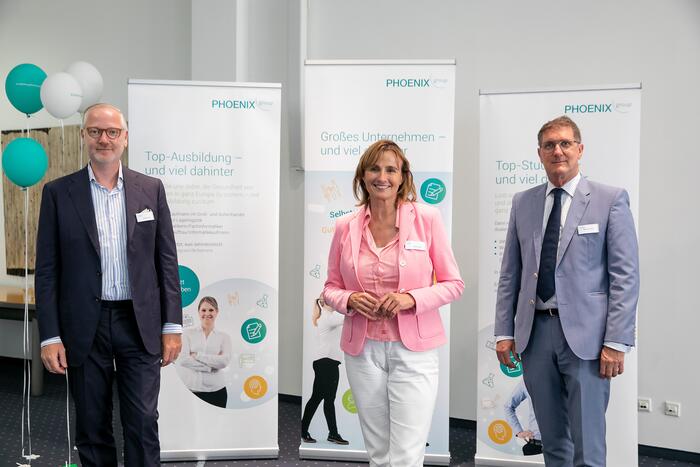 Marcus Freitag, Vorstand Vertrieb & Marketing der PHOENIX group sowie Vorsitzender der Geschäftsleitung Deutschland (1.v.l.), und Wirtschaftsbürgermeister Michael Grötsch, Stadt Mannheim (1.v.r.), begrüßten Staatssekretärin Katrin Schütz in Mannheim.