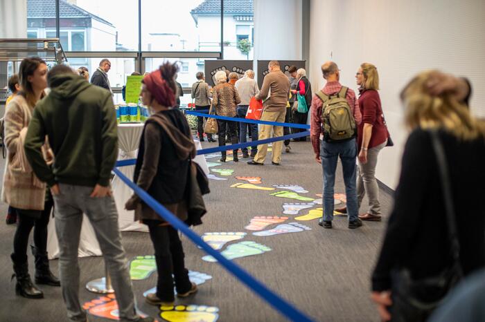 Menschen an Fußabdruckpfad