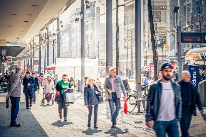 Passantenbefragung "Vitale Innenstädte" - Fußgänger auf den Planken 