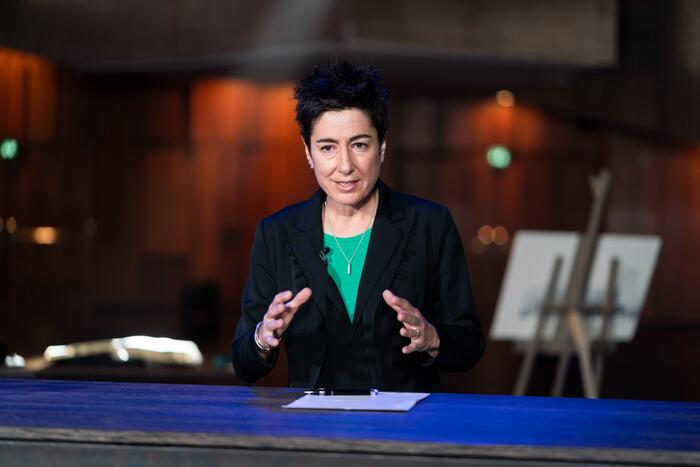 Laudatorin Dunja Hayali bei ihrer Rede anlässlich der Verleihung des Bertha-undCarl-Benz-Preises an Loujain AlHathloul