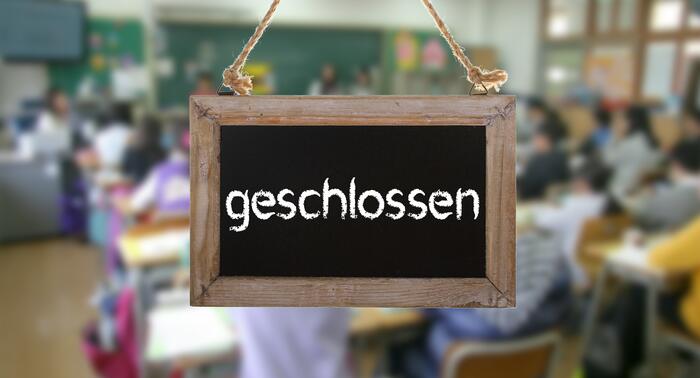 Schulklasse davor Schild mit Afschrift geschlossen