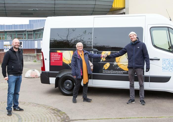 Übergabe Bus für Jugendarbeit