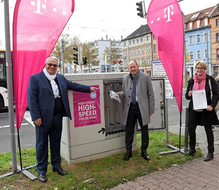 Erster Bürgermeister und IT-Dezernent Christian Specht (Mitte) mit Gerd Schäfer (li.), Telekom Regiomanager im Infrastrukturvertrieb Region Südwest. und Bonny Ottinger (re.), Telekom Regiomanagerin im Infrastrukturvertrieb Region Südwest