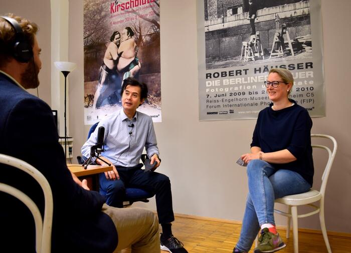 Prof. Dr. Claude W. Sui und Stephanie Herrmann bei Audio-Aufnahmen