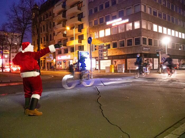Nikolaus übergibt radelnden Passanten Geschenke