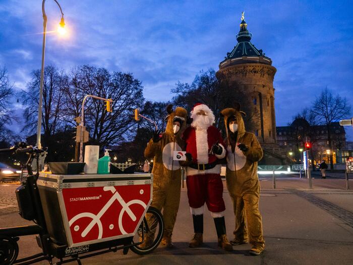 Team Monnem Bike Nikolaus Aktion. Ein Nikolaus und zwei Rentiere.