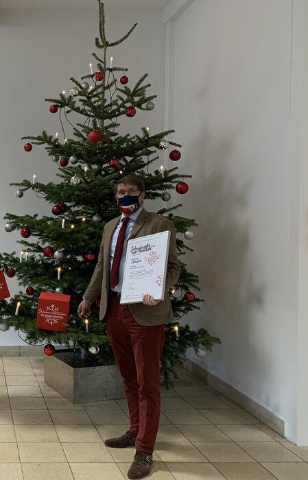 Schaufensterwettbewerb Bürgermeister Michael Grötsch mit Urkunde