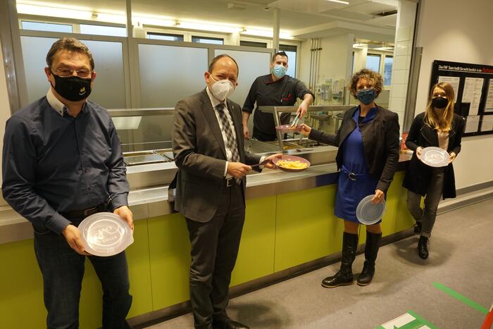 v.l.n.r. Peter Triendl (Geschäftsführer FnF), Christian Specht (Erster Bürgermeister), Prof. Dr. Diana Pretzell (Umweltbürgermeisterin), Caroline Golly (Klimaschutzagentur)