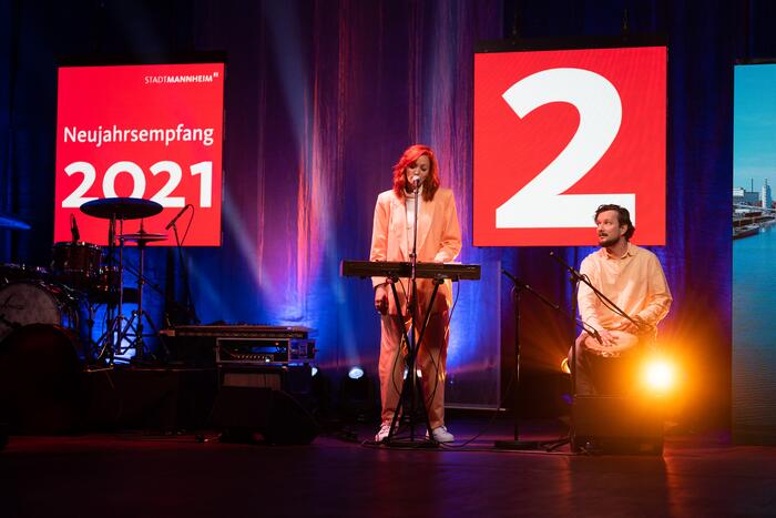 Die Songwriterin und Musikerin Alex Mayr 