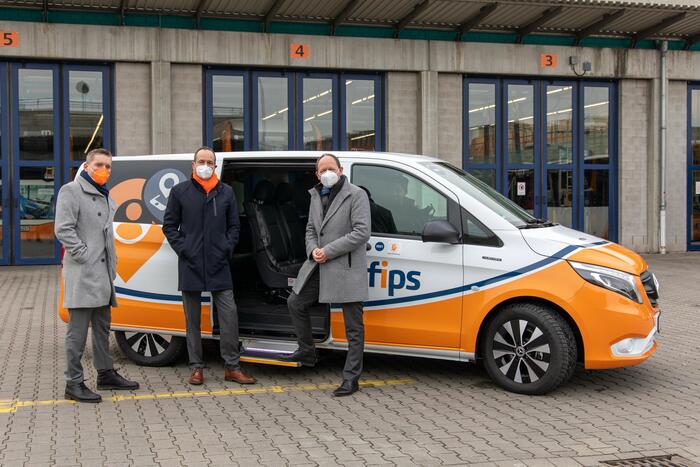 Die rnv-Geschäftsführer Martin in der Beek und Christian Volz freuen sich gemeinsam mit Erstem Bürgermeister und ÖPNV-Dezernent Christian Specht über den Start von "fips".