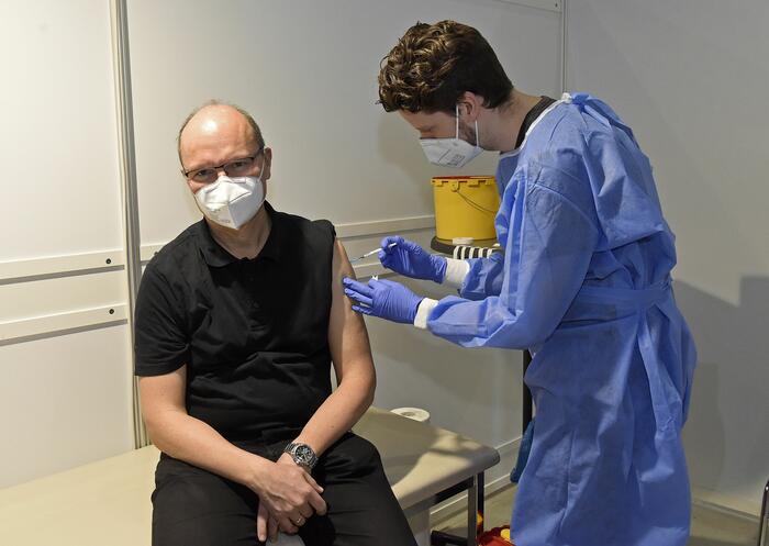 Dr. Peter Schäfer wird geimpft