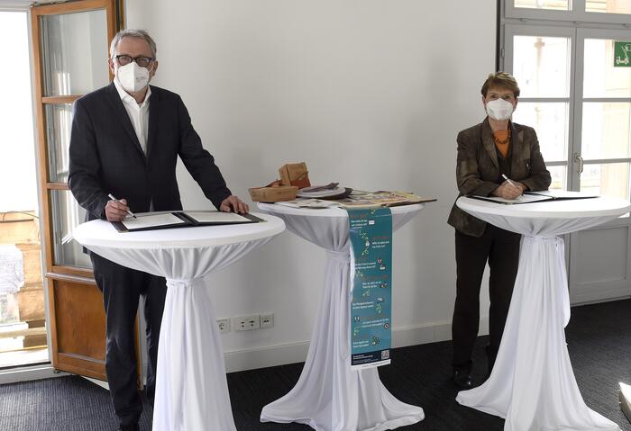 Unterzeichnung der gemeinsamen Erklärung von Kommunen,Ministerium und Deutsch-Französischem Institut 