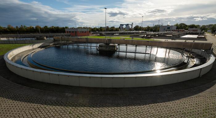 Das Nachklärbecken im Klärwerk der Stadtentwässerung Mannheim