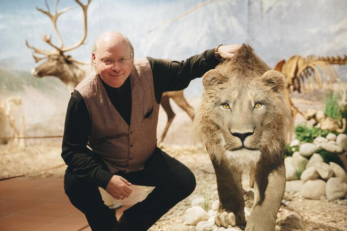 Prof. Dr. Wilfried Rosendahl mit dem Höhlenlöwen in der Schau "Eiszeit-Safari" 
