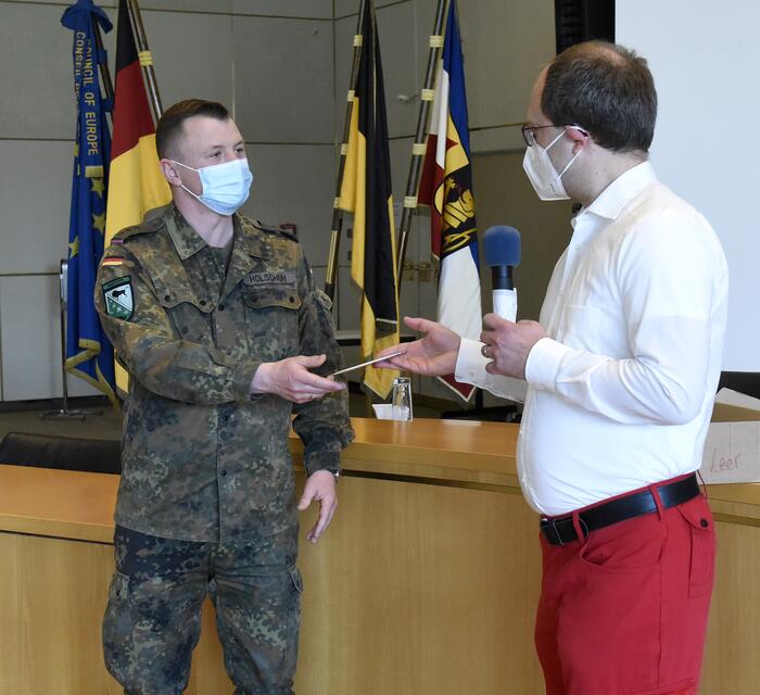 Stadtrat Chris Rihm übergibt ein Dankesschreiben des Oberbürgermeisters an Hauptmann Philipp Holschuh