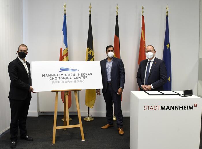 Dominik Widmer, Geschäftsführer der SinoSwiss Holding, Sieer Angar, Gründer und Geschäftsführender Gesellschafter der MEI WEN TI GmbH, sowie Erster Bürgermeister Christian Specht bei der Eröffnung des Mannheim-Rhein-Neckar-Chongqing-Centers