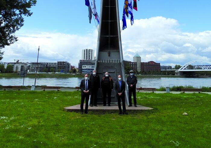 Erster Bürgermeister Christian Specht, Thomas Hartmann (1. Vorsitzender des MSV), Werner Weidl (Flaggenwart MSV), Hafendirektor Uwe Köhn und Haupthafenmeister Tobias Kispert (v. l.) besichtigen die neue Galabeflaggung des Schiffermastes am Stephanienufer.
