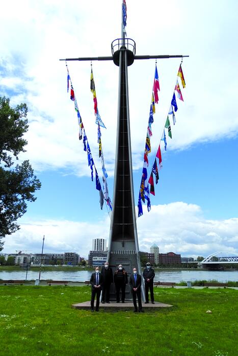Insgesamt 44 neue Flaggen wehen künftig zu Feiertagen und besonderen Anlässen am Rheinufer auf dem Lindenhof.