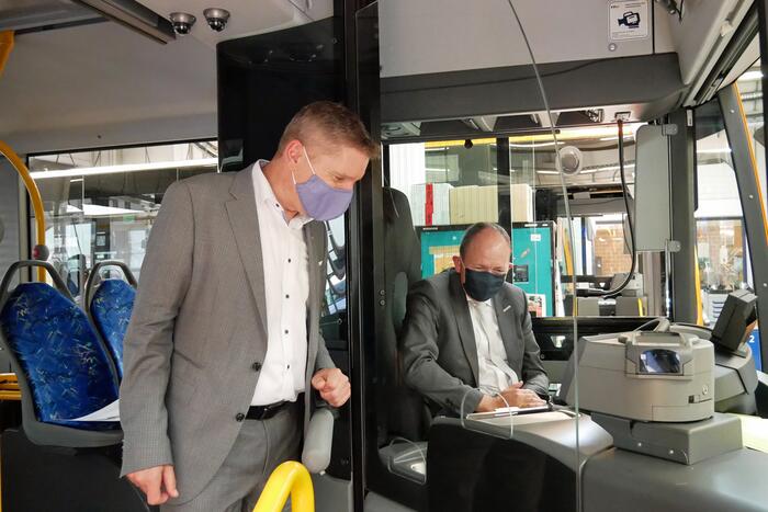 Erster Bürgermeister Christian Specht und Martin in der Beek, rnv-Geschäftsführung, in einem der umgebauten Busse