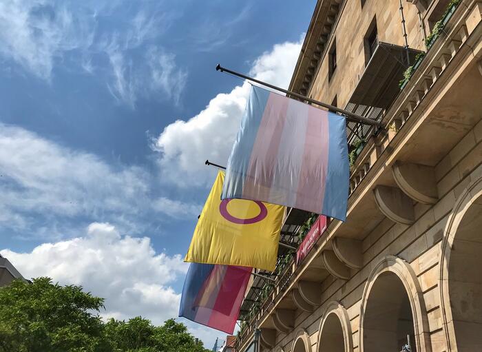 Beflaggung am Rathaus LSBTI-Aktion aktuell