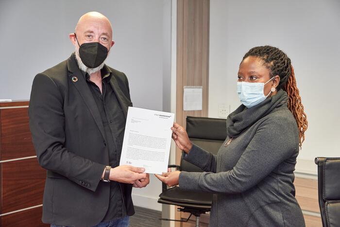 Stadtrat Markus Sprengler mit Clemencia Hanases, der stellvertretenden Bürgermeisterin von Windhoek, bei der Übergabe eines Briefs von Oberbürgermeister Dr. Peter Kurz