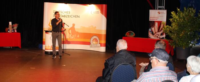 Bürgermeister Eisenhauer ehrt die Jubilare im Rahmen der Sportabzeichen-Ehrung.