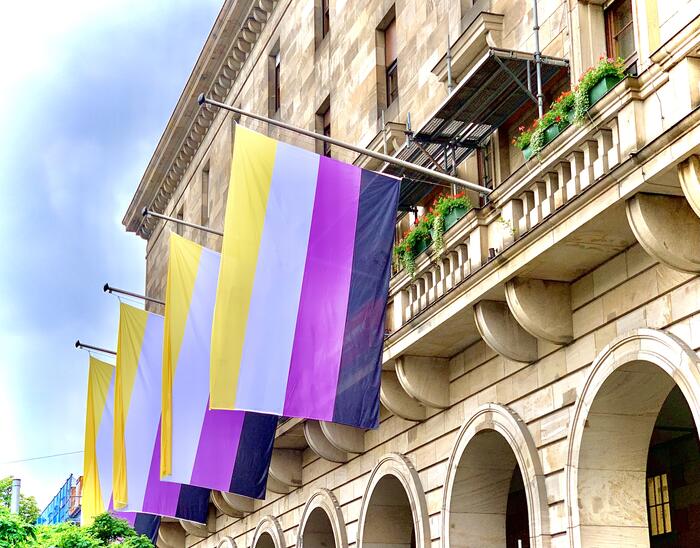 Nonbinary Pride Flaggen am Rathaus